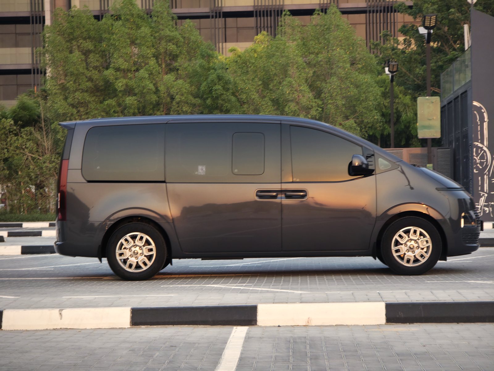 Hyundai Staria, grey