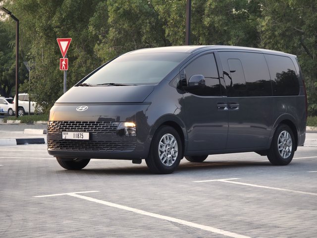 Hyundai Staria 2026، لون رمادي