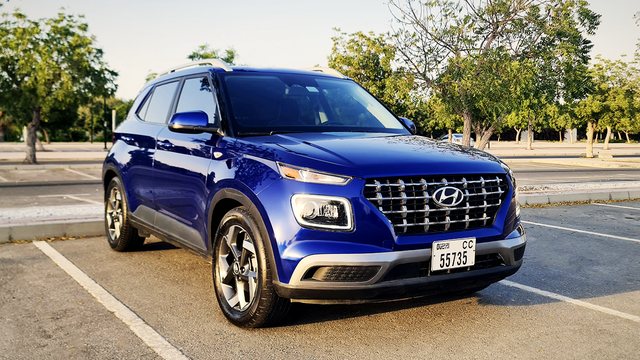 Hyundai Venue 2023، لون أزرق