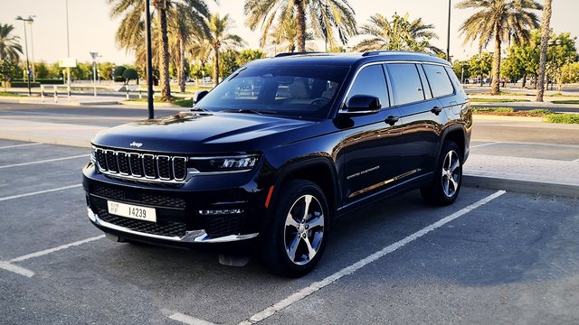 Jeep Grand Cherokee 2023، لون أسود