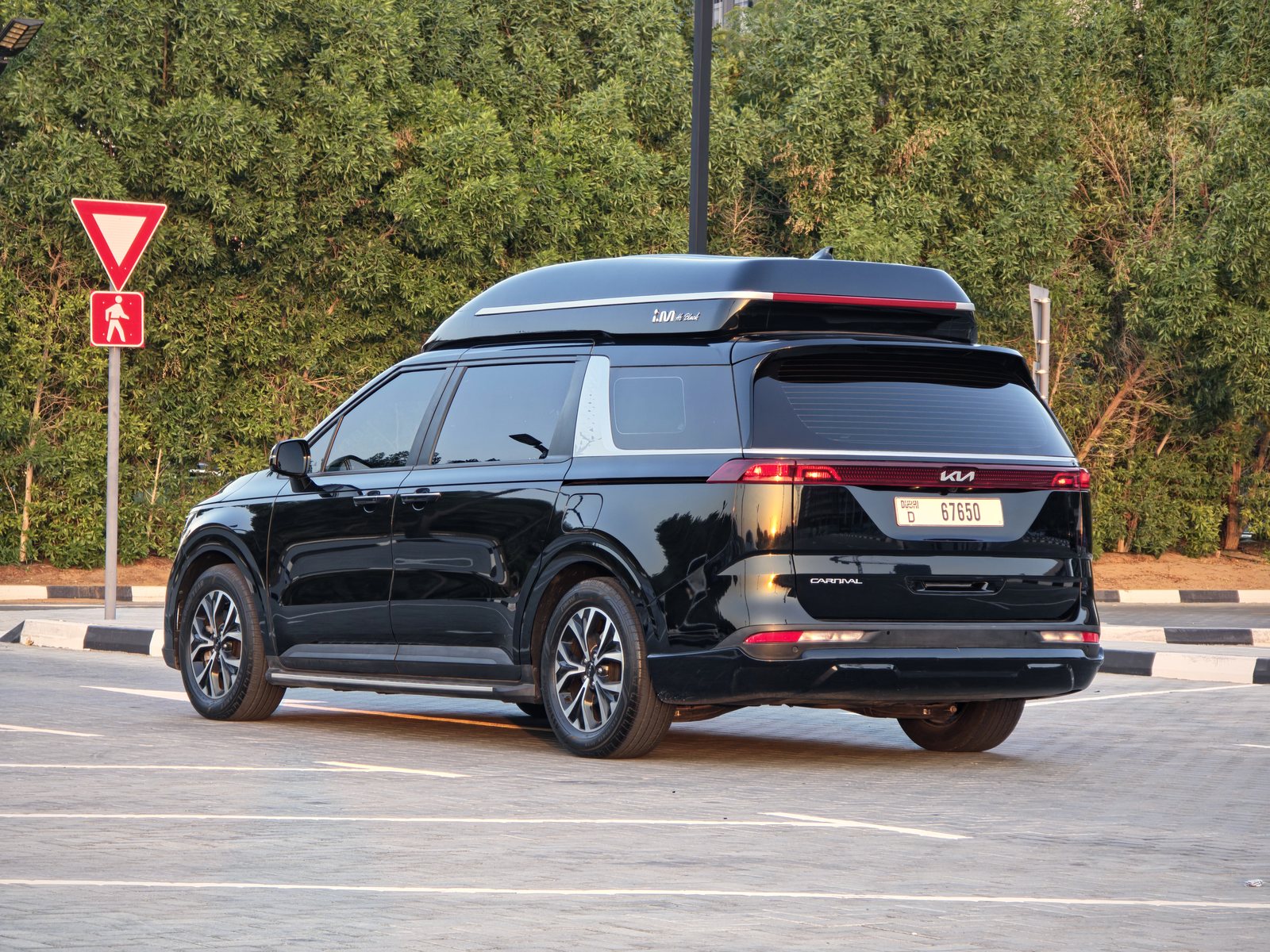 Kia Carnival, black