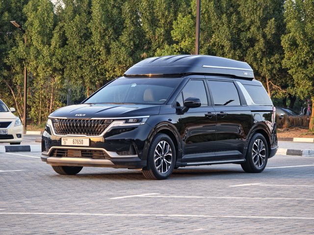 Kia Carnival 2023، لون أسود، للإيجار في دبي