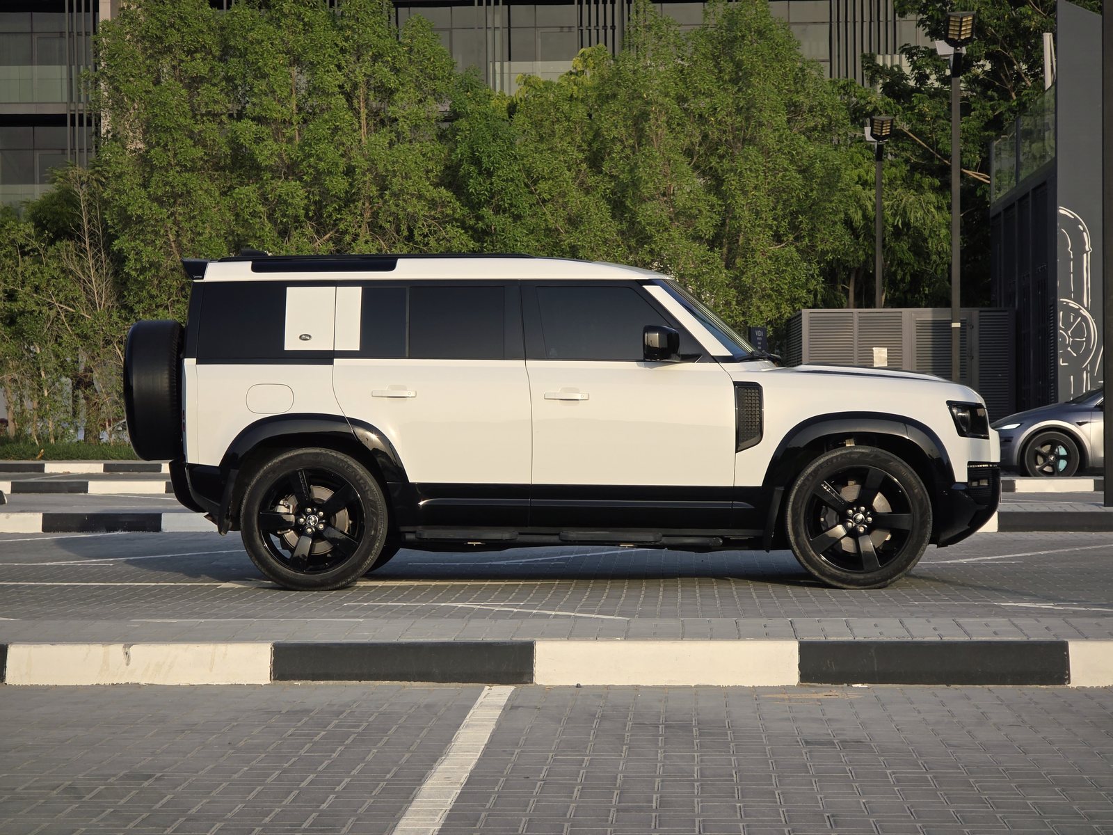 Land Rover Defender, white