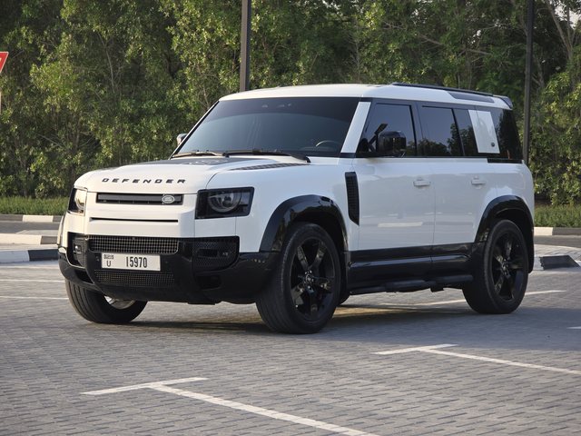 Land Rover Defender 2023، لون أبيض