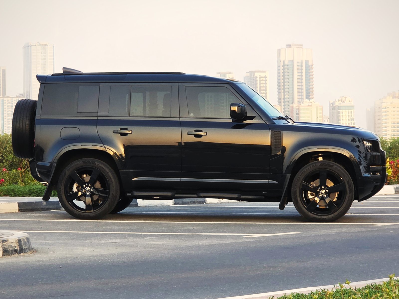 Land Rover Defender, black