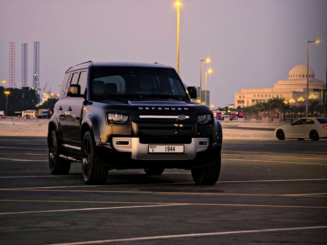 Land Rover Defender 2024، لون أسود