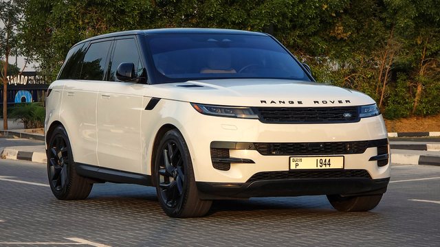 Range Rover Sport 2023، لون أبيض، للإيجار في دبي