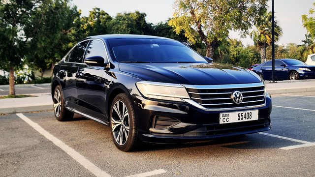 Volkswagen Passat 2021، لون أسود